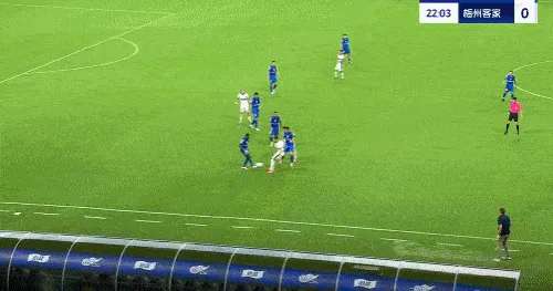 马纳法后场带球失误被断，钟浩然打门稍稍打高