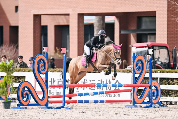 足球直播-联赛专访｜吴璨彤：“我愿意永远相信我的战友，永远跟牠们并肩作战”|马术|搭档|教练|比赛|俱乐部联赛_新浪体育_新浪新闻